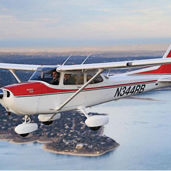 Захватывающий полет на самолете cessna 150 над Кронштадтом и Финским заливом. Захватывающий полет на самолете cessna 150 над Кронштадтом и Финским заливом.